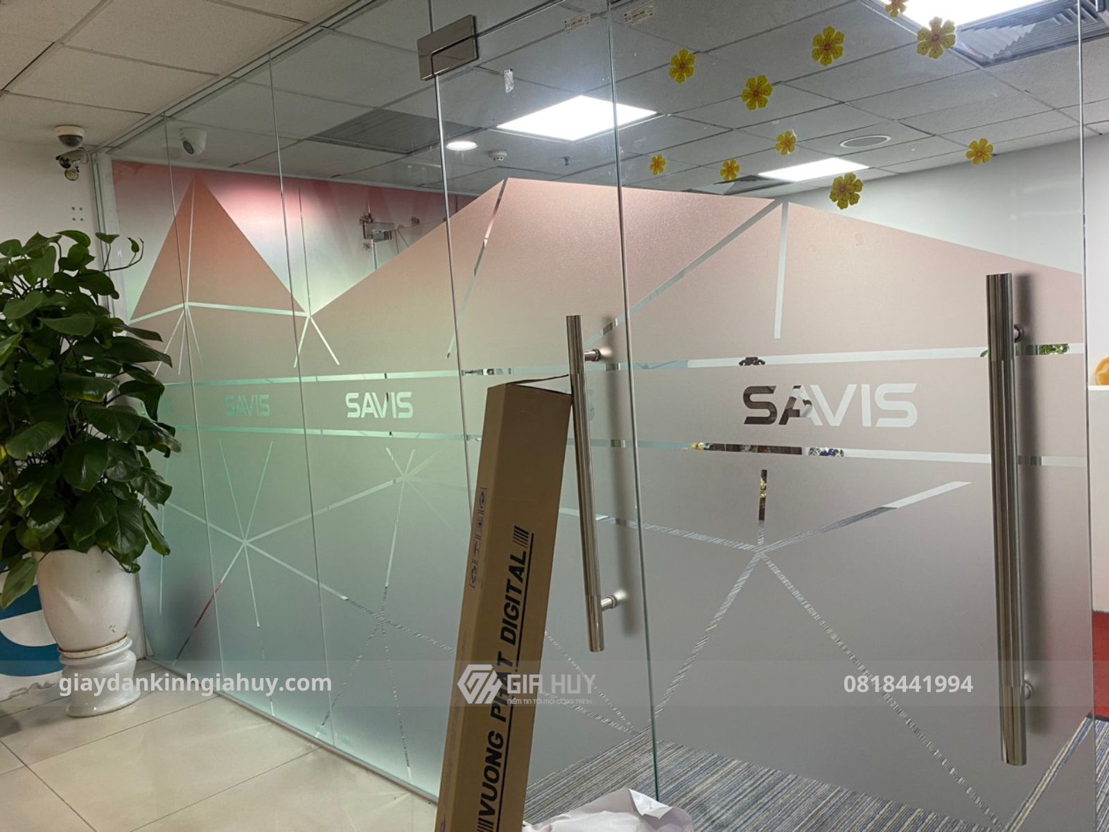 giấy dán kính mờ cắt logo CNC