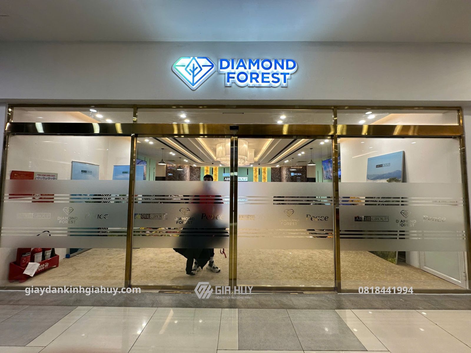 giấy dán kính mờ cắt logo CNC