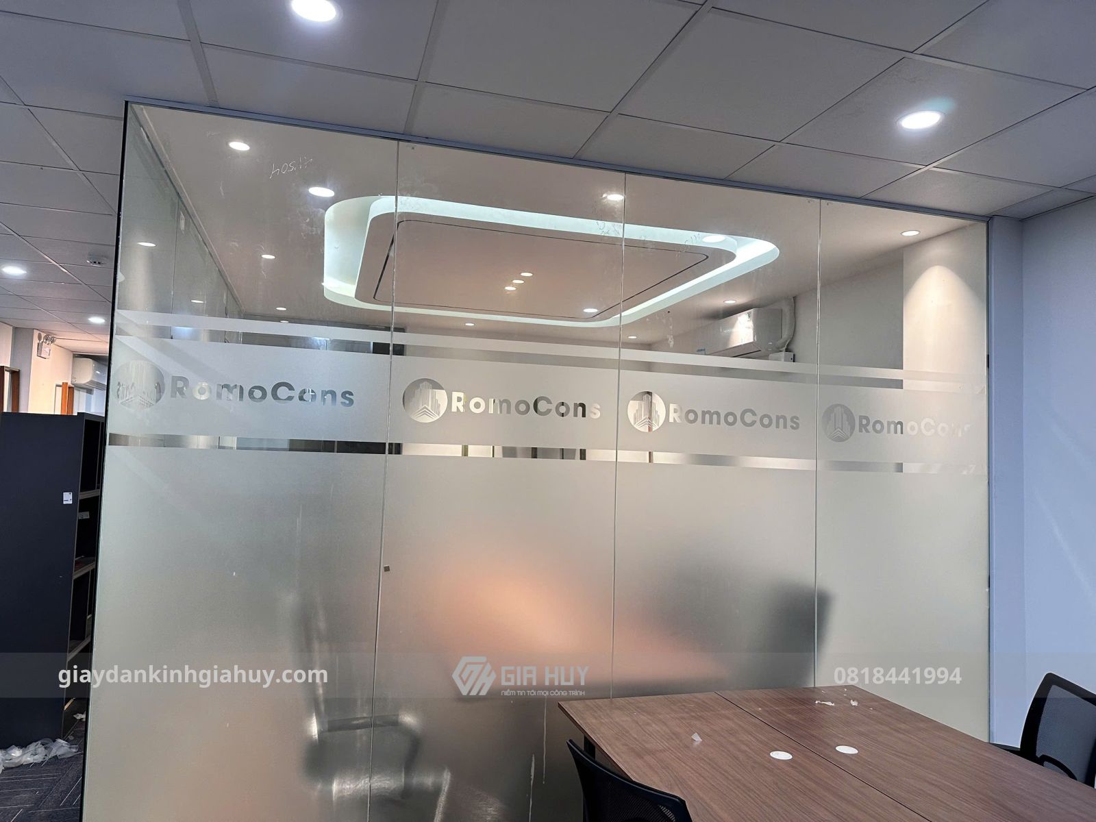 giấy dán kính mờ cắt logo CNC