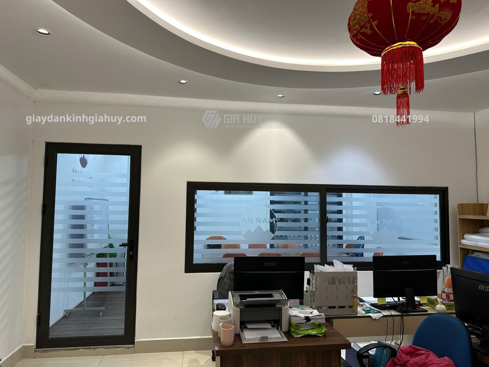 giấy dán kính mờ cắt logo CNC
