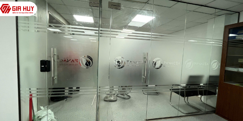 decal mờ cho văn phòng