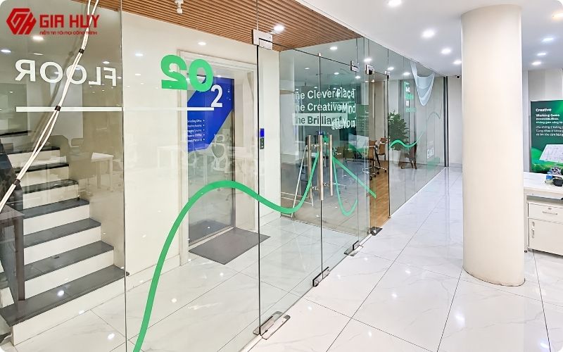 Sử dụng decal dán kính có họa tiết đẹp mắt giúp tăng tính thẩm mỹ cho phòng khách