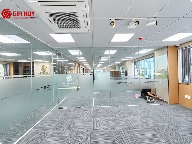 Decal mờ hoàn thiện trên hệ thống kính văn phòng