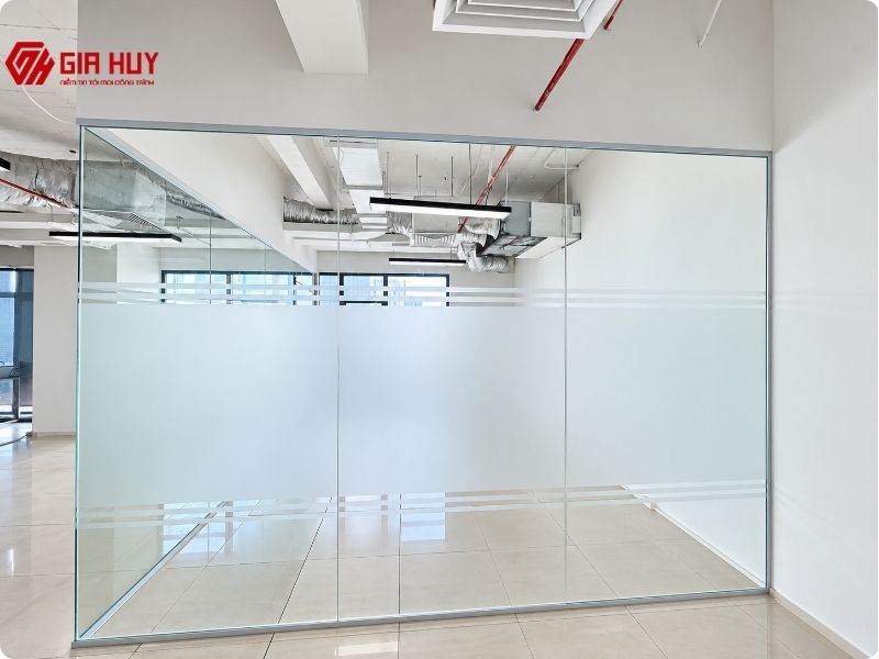 Decal mờ hoàn thiện trên hệ thống kính văn phòng