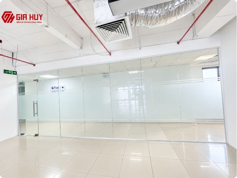 Thi công dán decal mờ cho vách kính văn phòng