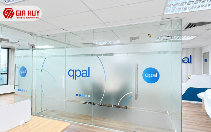Decal dán kính mờ kết hợp Logo