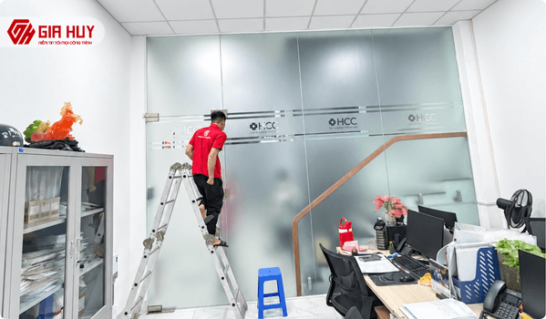 Decal dán kính vừa giúp quảng cáo vừa giúp trang trí cho không gian