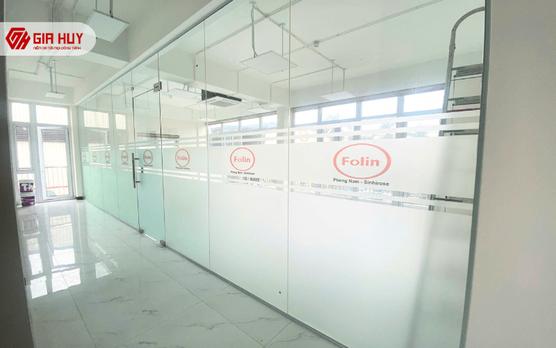 decal mờ in hoạt tiết logo