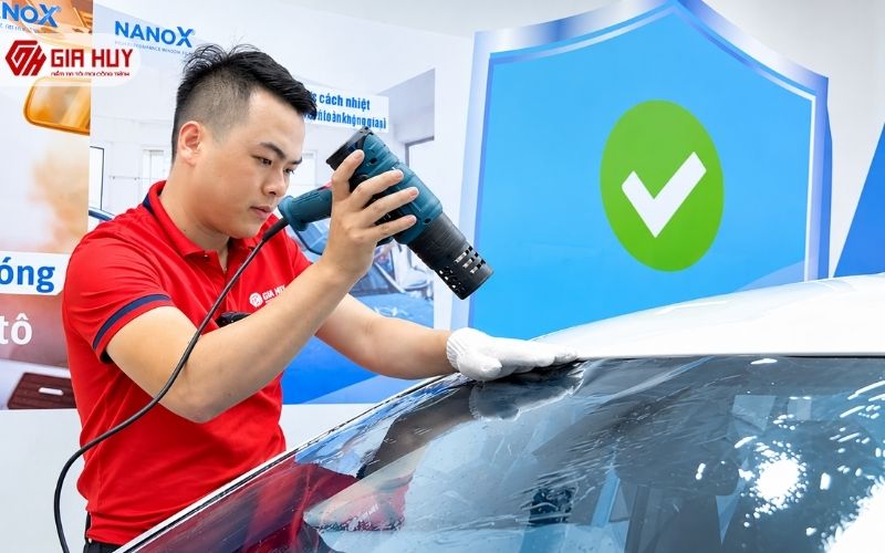 Kỹ thuật viên chuyên nghiệp dán phim cách nhiệt ô tô tại Nội Thất Gia Huy