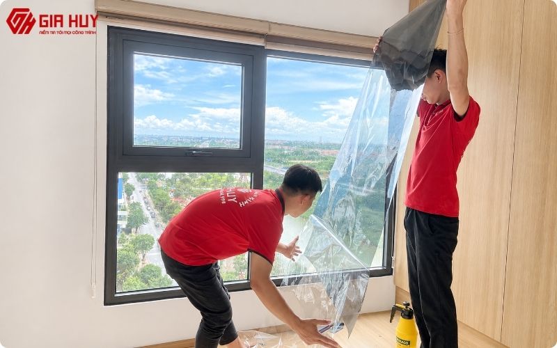 Kỹ thuật viên Gia Huy đang chuẩn bị dán phim cách nhiệt cho cửa sổ chung cư