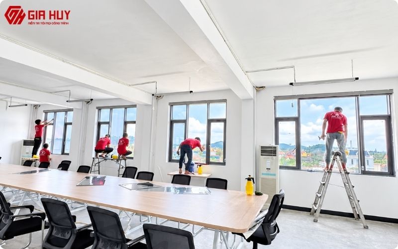 Thợ thi công Gia Huy dán phim cách nhiệt cho văn phòng