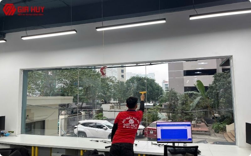Dán phim cách nhiệt chống nóng cho nhà hàng Showroom