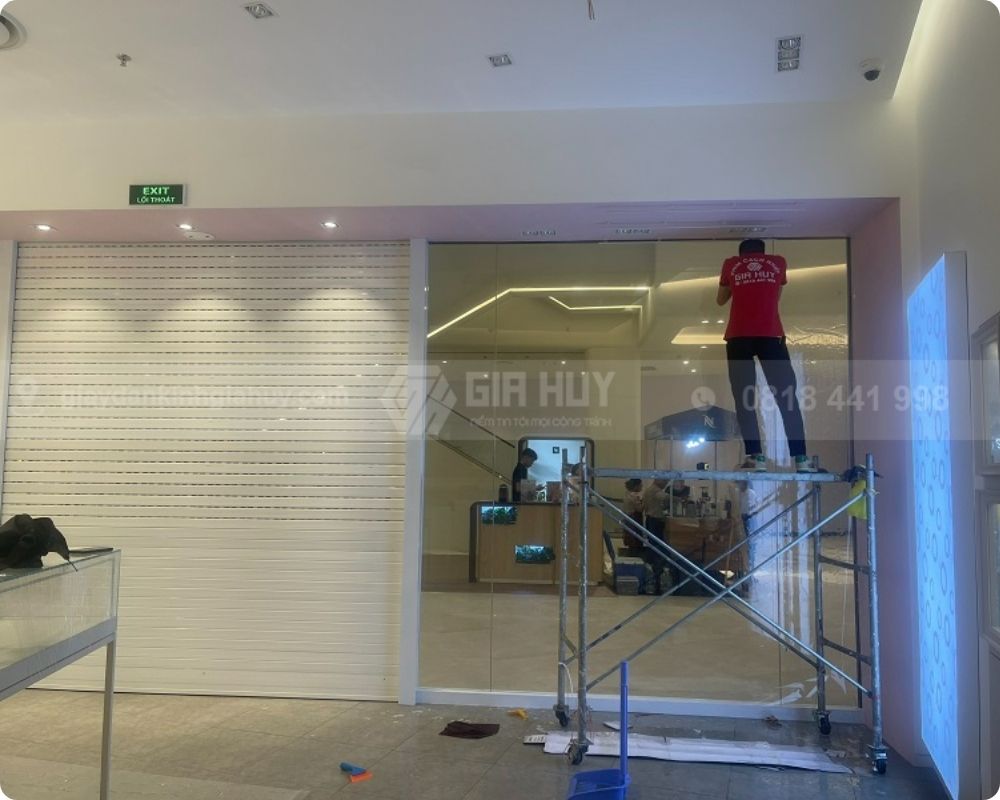 Kỹ thuật Gia Huy đang thi công phim dán bảo vệ kính