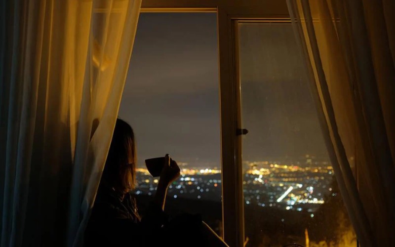Ban đêm trời mát, mở cửa sổ là cách giúp căn phòng thoáng mát hơn