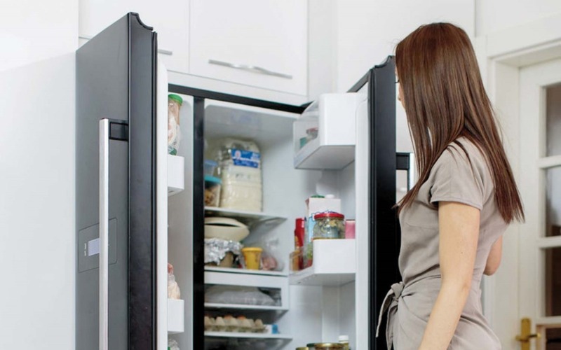 Không nên mở tủ lạnh quá lâu gây tốn điện