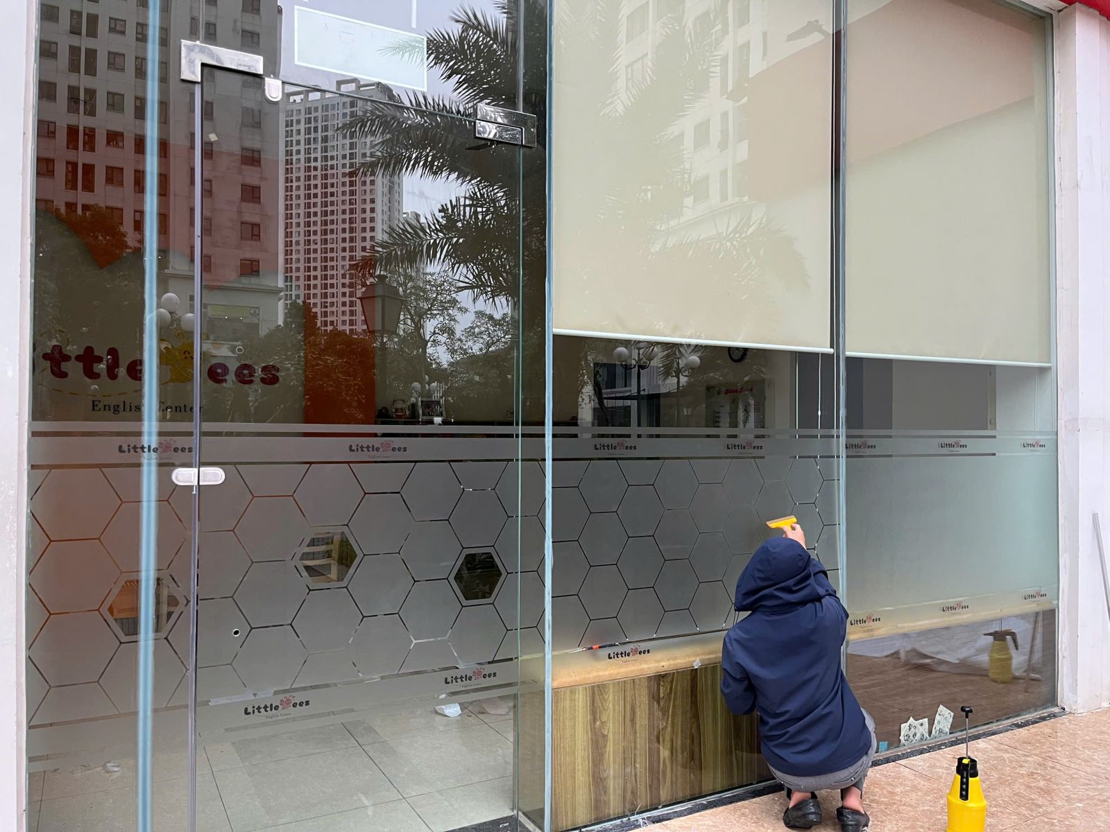 decal mờ in hoạ tiết tổ ong