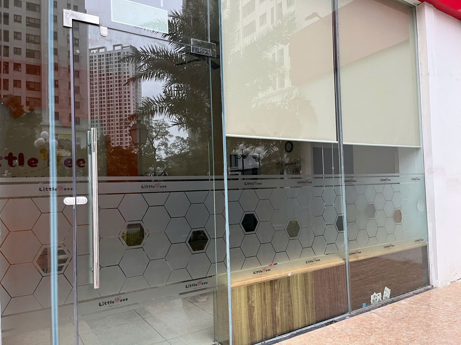 decal mờ in hoạ tiết tổ ong