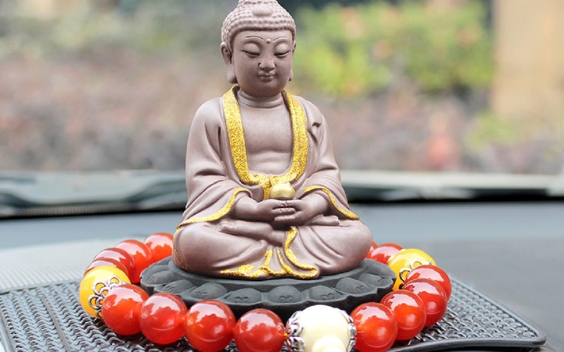 Tượng Phật mang ý nghĩa che chở, cứu giúp cho chủ xe