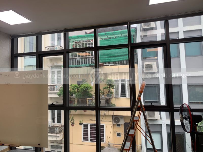 giấy dán kính phòng khách