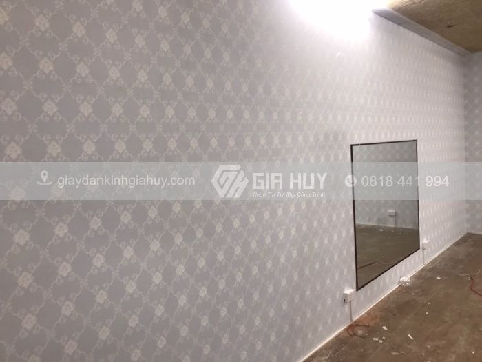 Giấy dán tường thi công tại cửa hàng tại Hà Nội