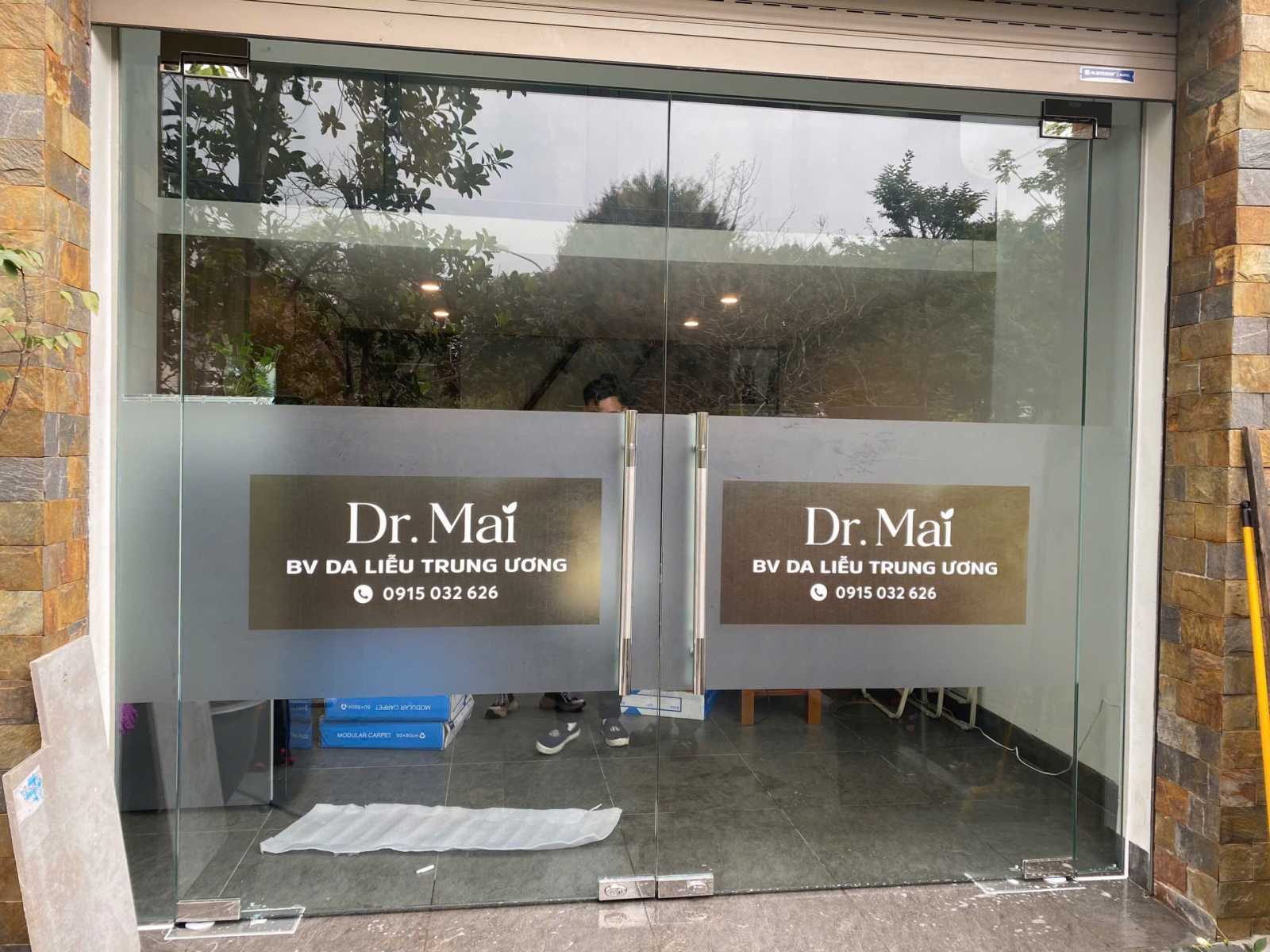 decal dán kính mờ in màu logo