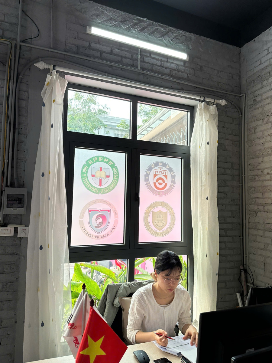 decal mờ in logo màu
