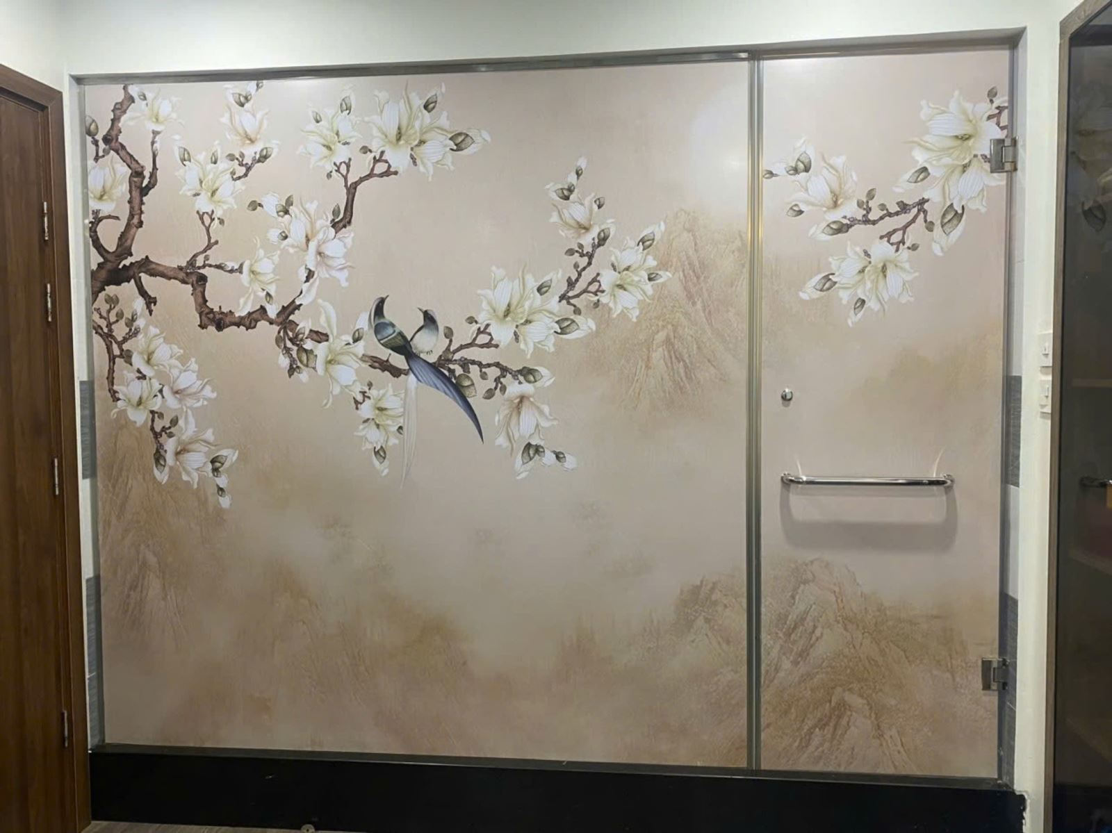 decal dán kính hoa sen trên nền decal trắng