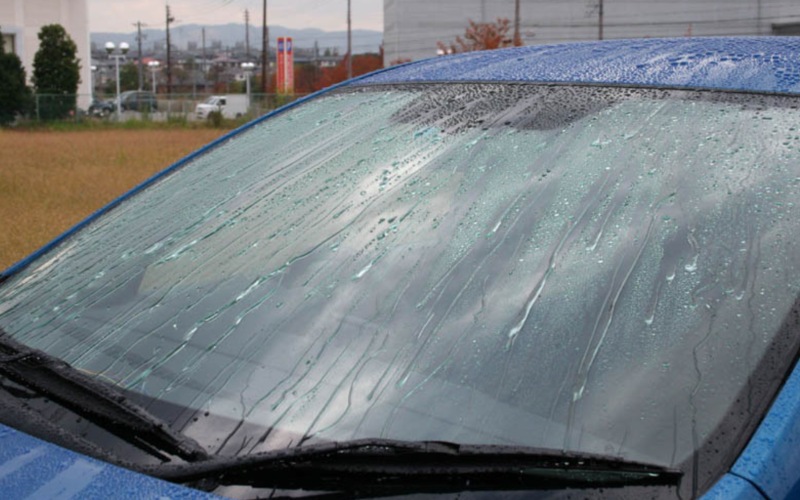 Hơi nước, trời mưa có thể khiến kính xe hơi bị mờ