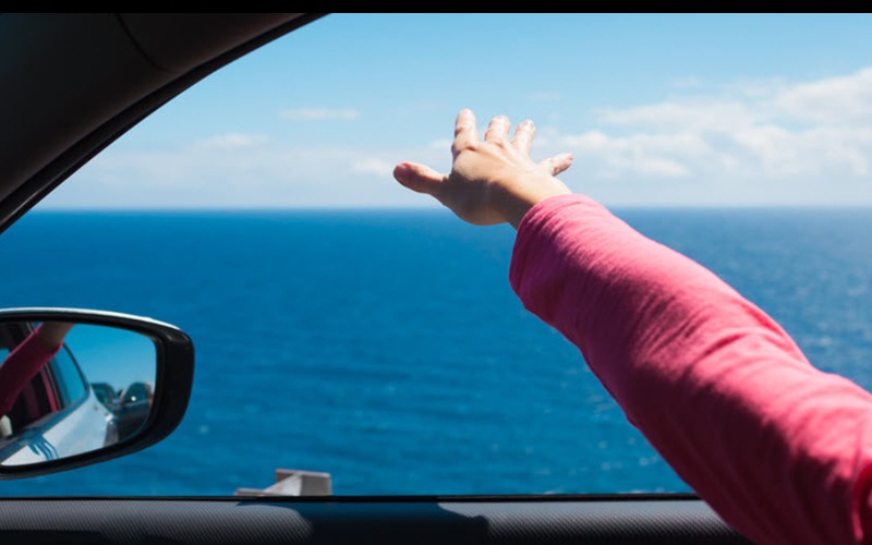 Hạ cửa sổ xe là một cách đơn giản để gió lùa vào làm khô cửa kính