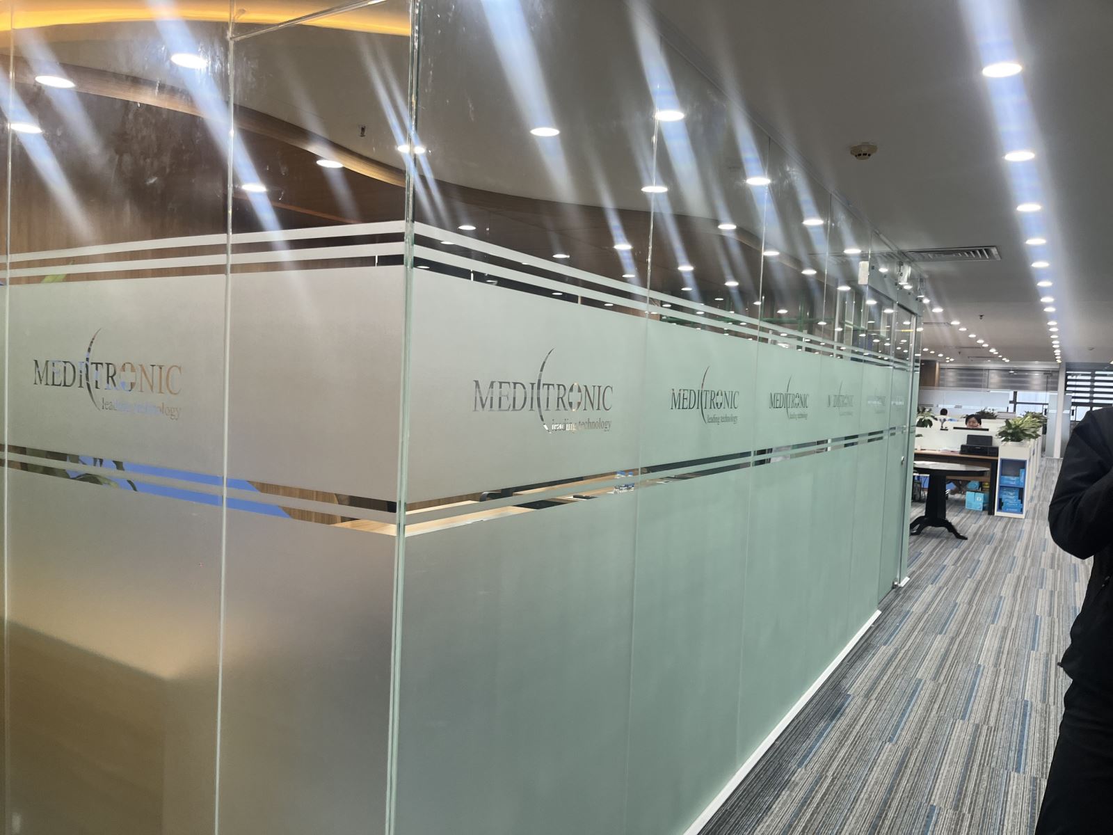 99+ giấy dán kính mờ, decal dán kính mờ chất lượng cao cho văn phòng