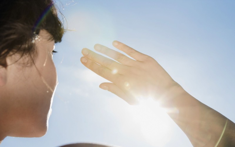 Tia UV trong ánh nắng cũng có thể gây nên các bệnh về mắt