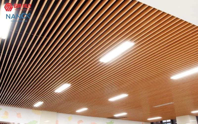 Là một lựa chọn phổ biến, trần nhà kim loại bền bỉ, dễ bảo trì