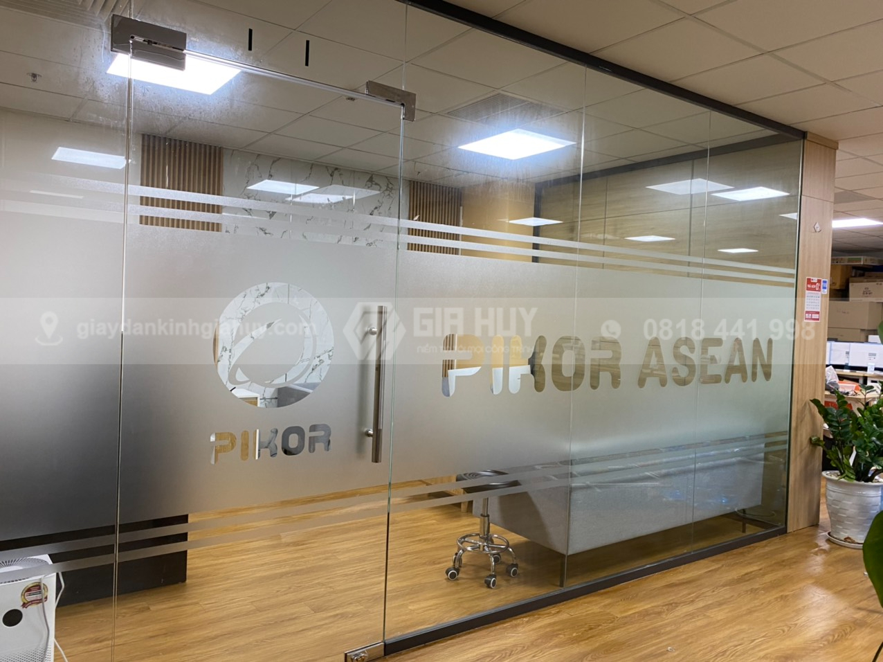 giấy dán kính mờ cắt logo CNC