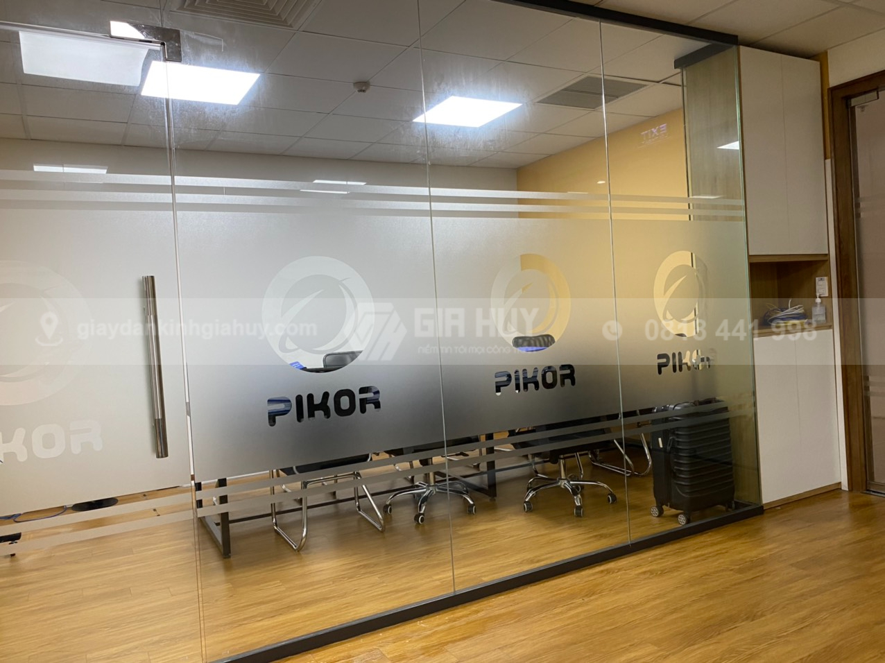 giấy dán kính mờ cắt logo CNC