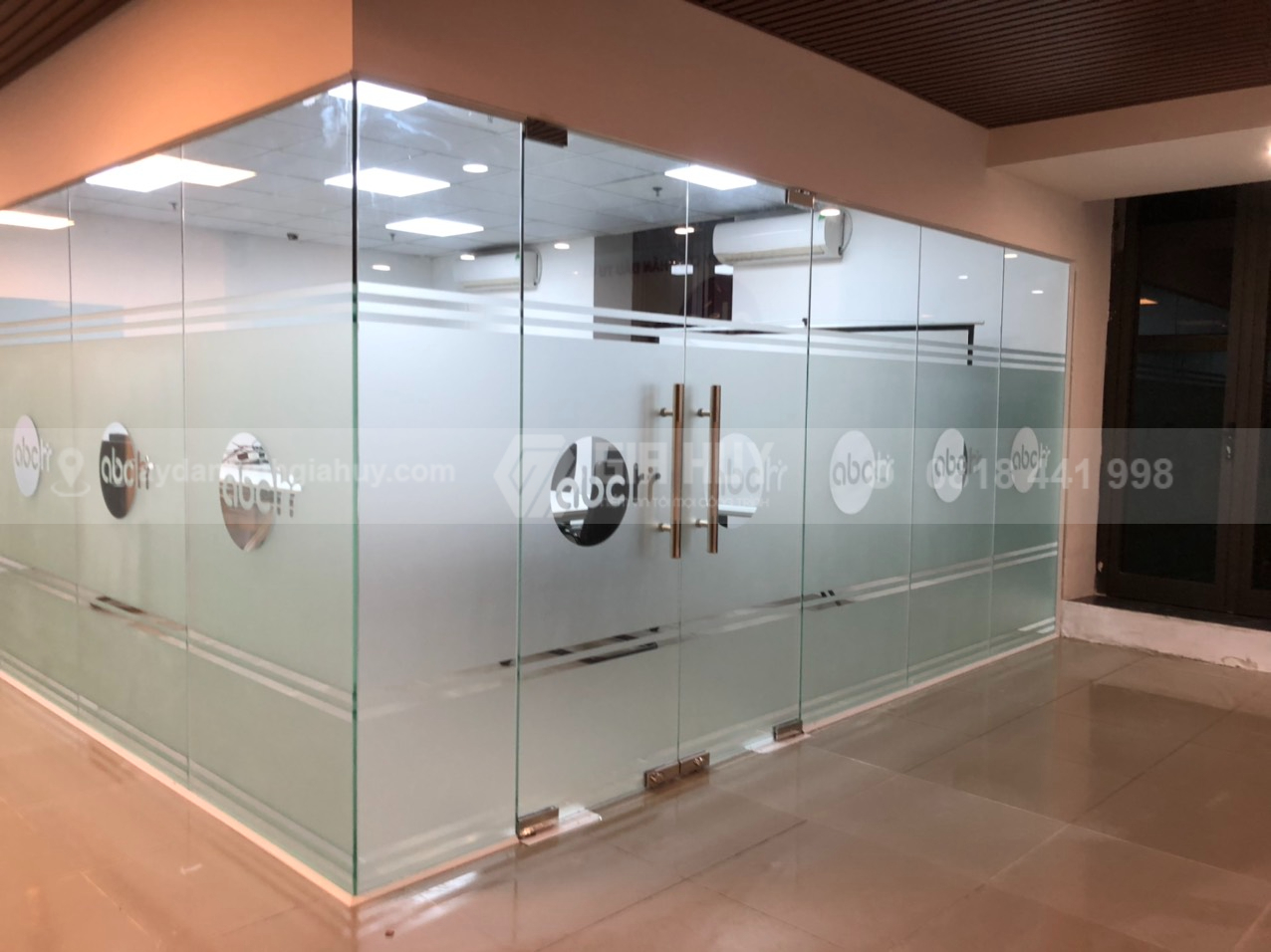 decal dán kính mờ cắt logo CNC